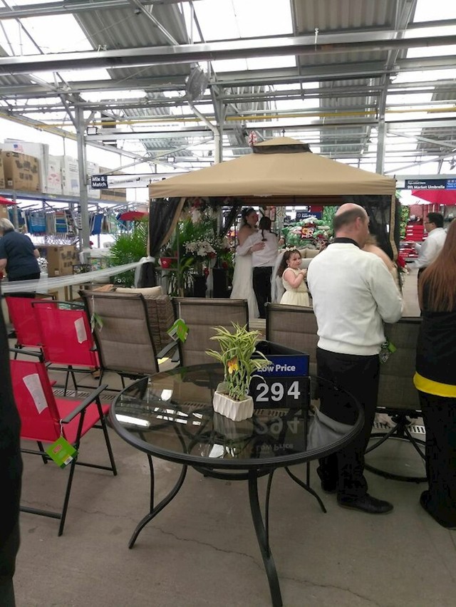 A oni su se vjenčali u Wallmartu