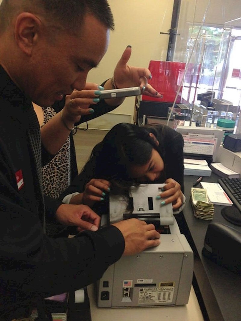 ZApela joj je kosa u aparatu za brojenje novca. Ova koja fotka nam je hit.