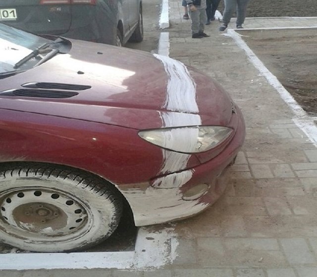 Radniku je smetao auto, ali je htio posao obaviti do kraja...