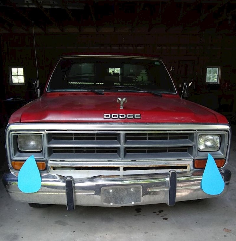 Počela su predavanja pa sam morao otići na fakultet i garažirati svog Dodgea, baka mi je poslala ovu fotku, izrezala je suza i nalijepila ih.. Koliko truda, najbolja baka!