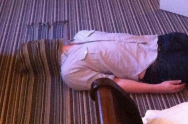 Šal ima identičan uzorak kao tepih u hotelskoj sobi