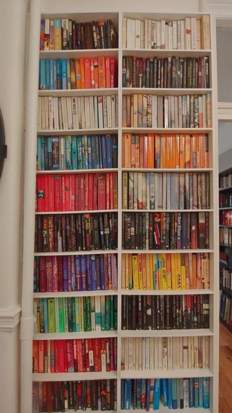 Knjige složene po bojama