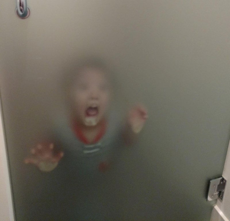 Ja na WC-u. Moj sin: