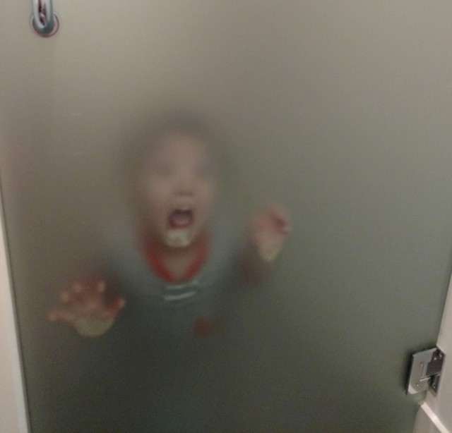 Ja na WC-u. Moj sin: