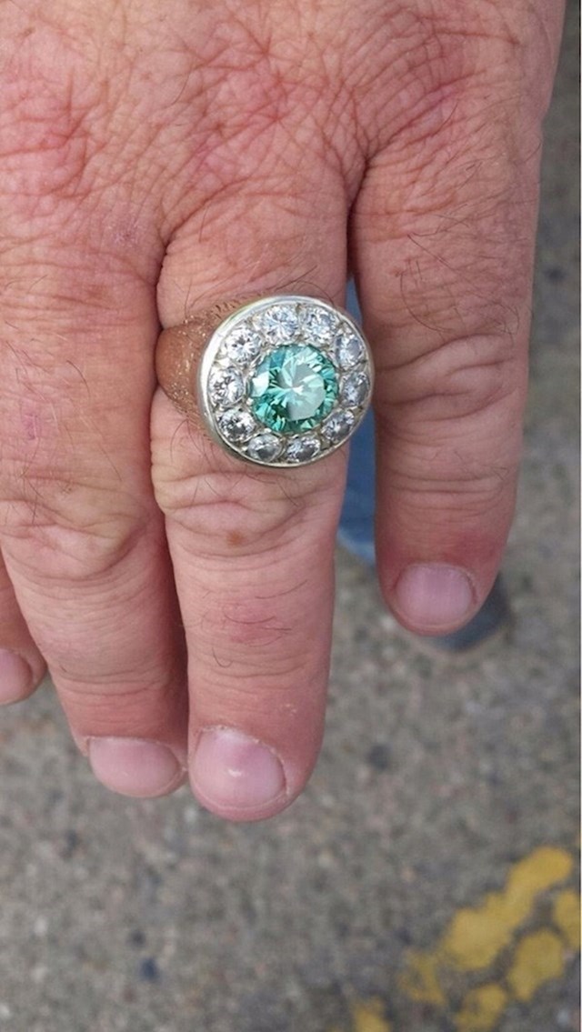 Moj šef svaki dan na posao nosi dijamantni prsten od 50 tisuća dolara. Radimo na polaganju asfalta