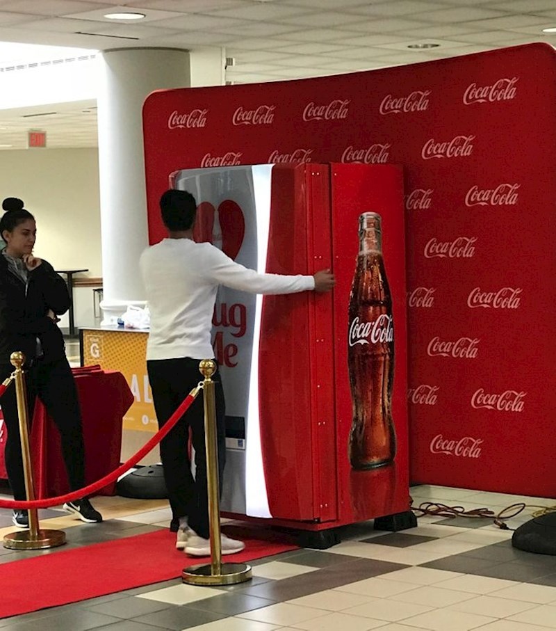 Automat na kojem Colu možete platiit zagrljajem