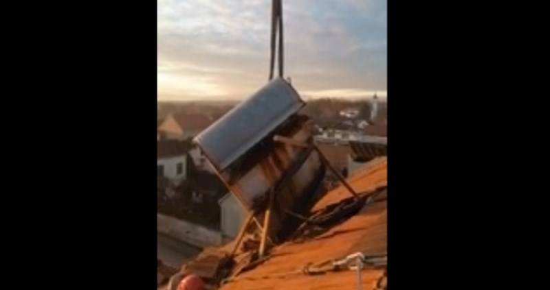 Širi se urnebesan video popravljanja potresom oštećenog krova, nije za mlađe od 18