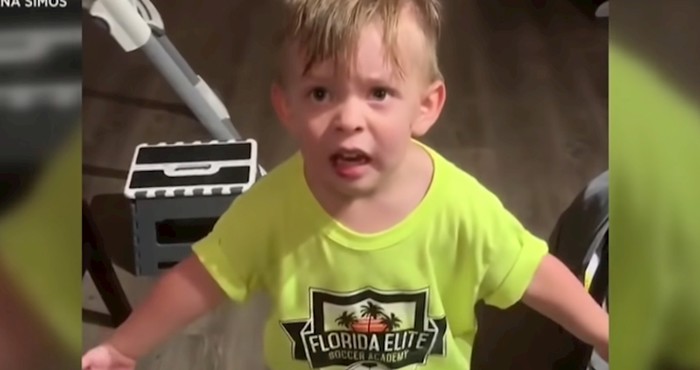 Morate vidjeti reakciju ovog dječaka kada je mama izašla, a nije ga poljubila