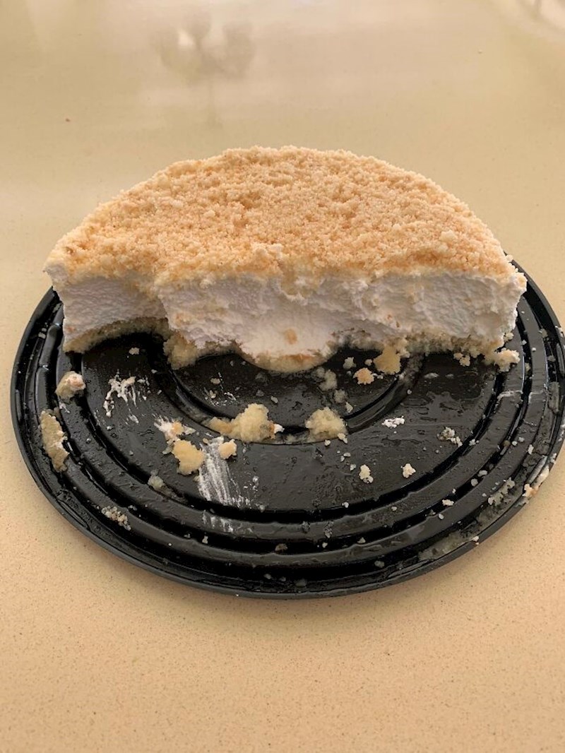 Dobila sam tortu za rođendan, brat je pojeo pola prije nego što sam došla kući