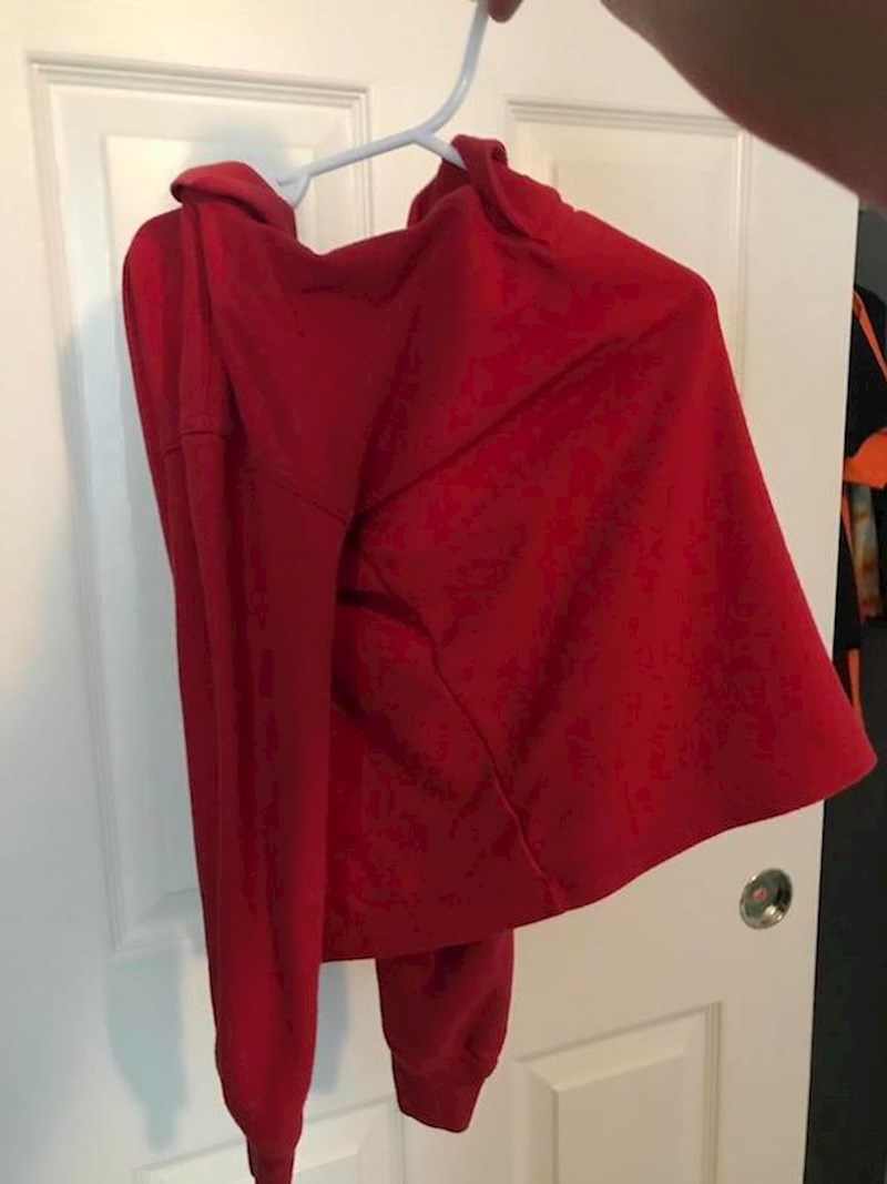 Zamolila sam ga da stavi odjeću na vješalicu