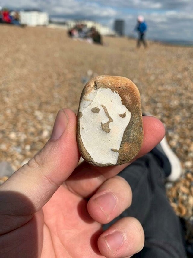 Na plaži je pronašao kamen koji izgleda kao Picassova slika