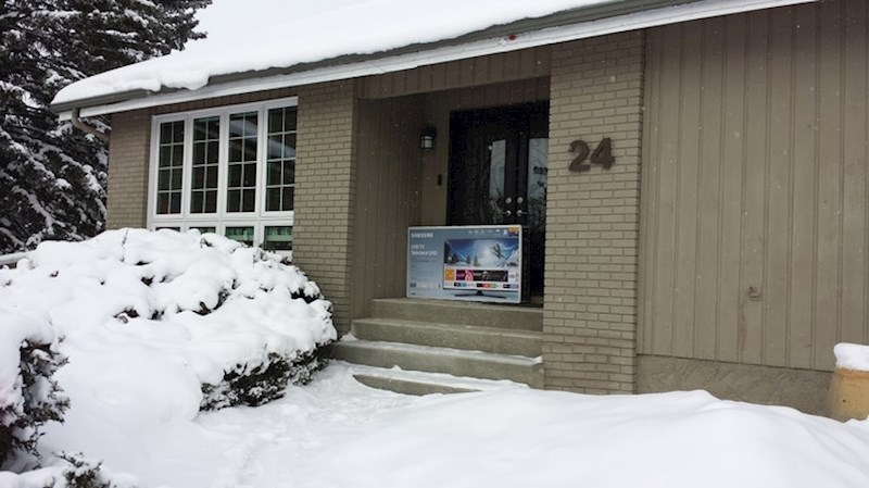 Naručio sam novi TV i otišao kući za praznike. Čekao me ispred vrata 10 dana