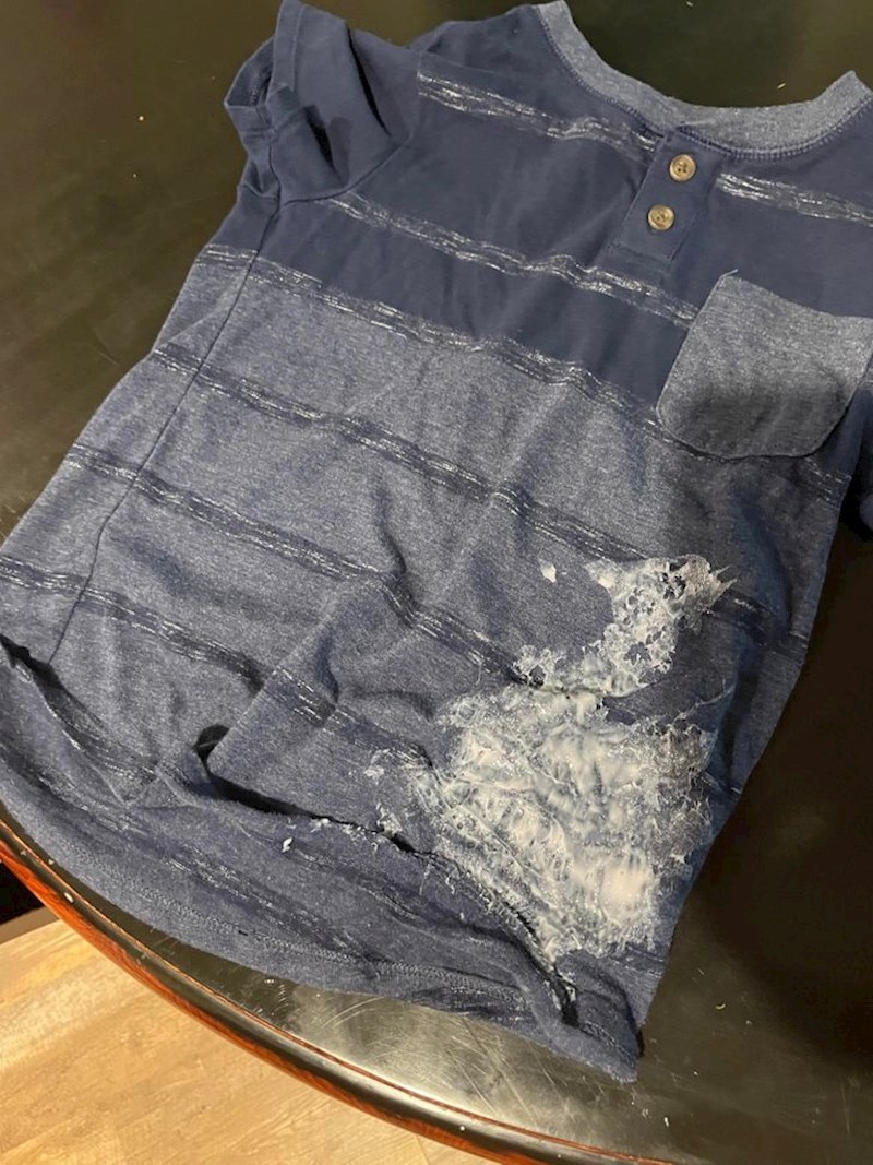 Danas je u školi dan kad imaju fotografiranje, a mene je učiteljica zvala da mu donesem novu majicu jer je ovu cijelu zalijepio ljigavcem