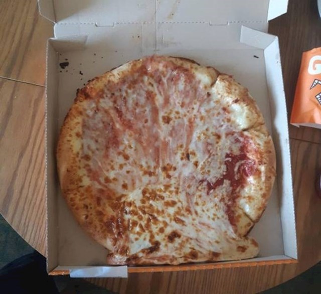 Ovako mi je dostavljač donio pizzu