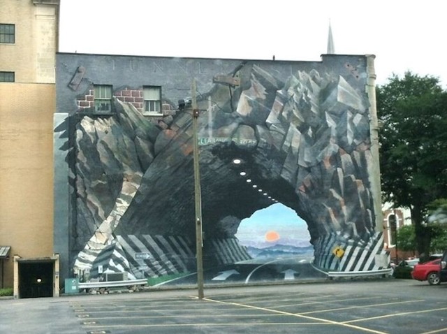 Mural na zidu izgleda kao izlaz s parkinga