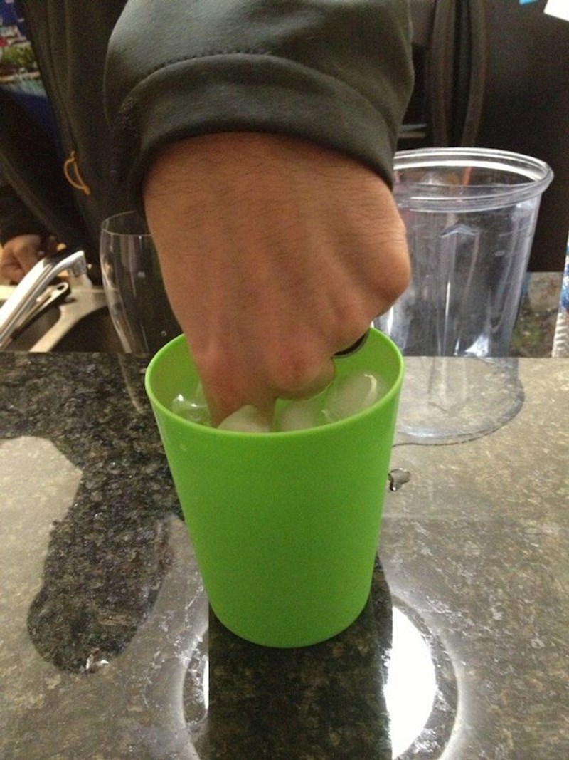 Zamolila sam ga da mi promiješa piće