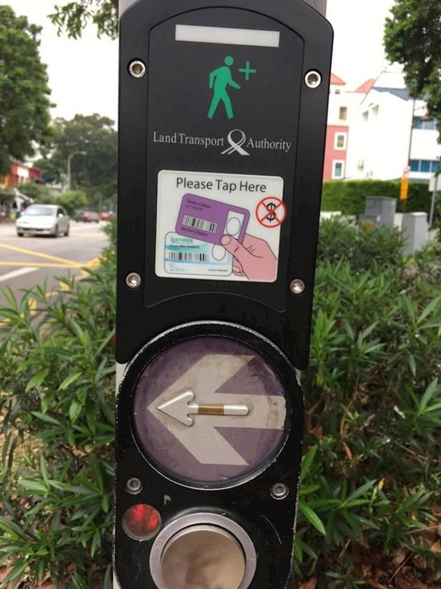 Semafor i Singapuru koji omogućava starijim stanovnicima da prislone svoje kartice i tako produže trajanje zelenog svjetla za pješake kako bi mogli bez žurbe preći cestu