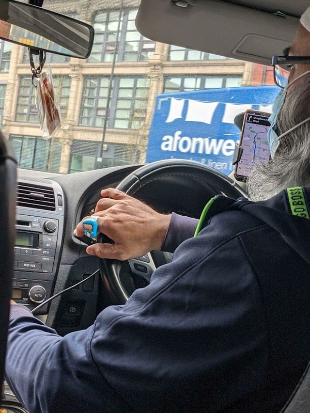 Što je ova stvar koju moj vozač Ubera ne prestaje pritiskati?