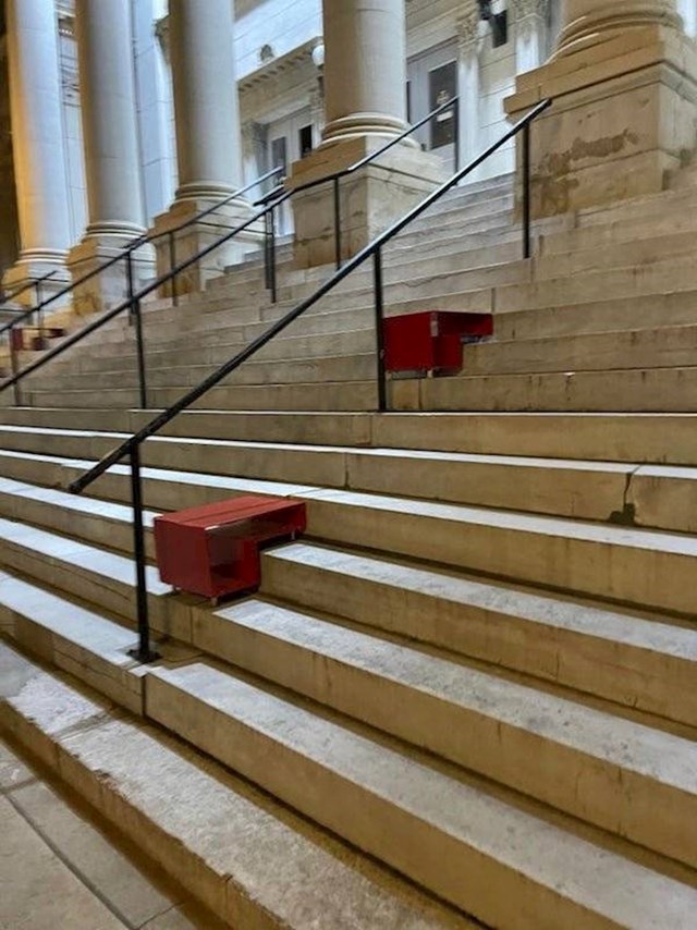 Čemu služe ove stvari na stepenicama?