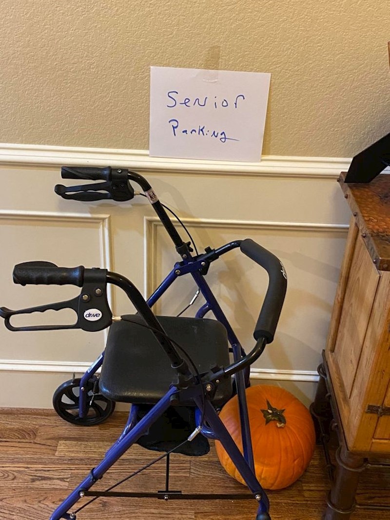 Moj tata se koristi ovim za pomoć pri hodanju pa je objesio ovaj natpis