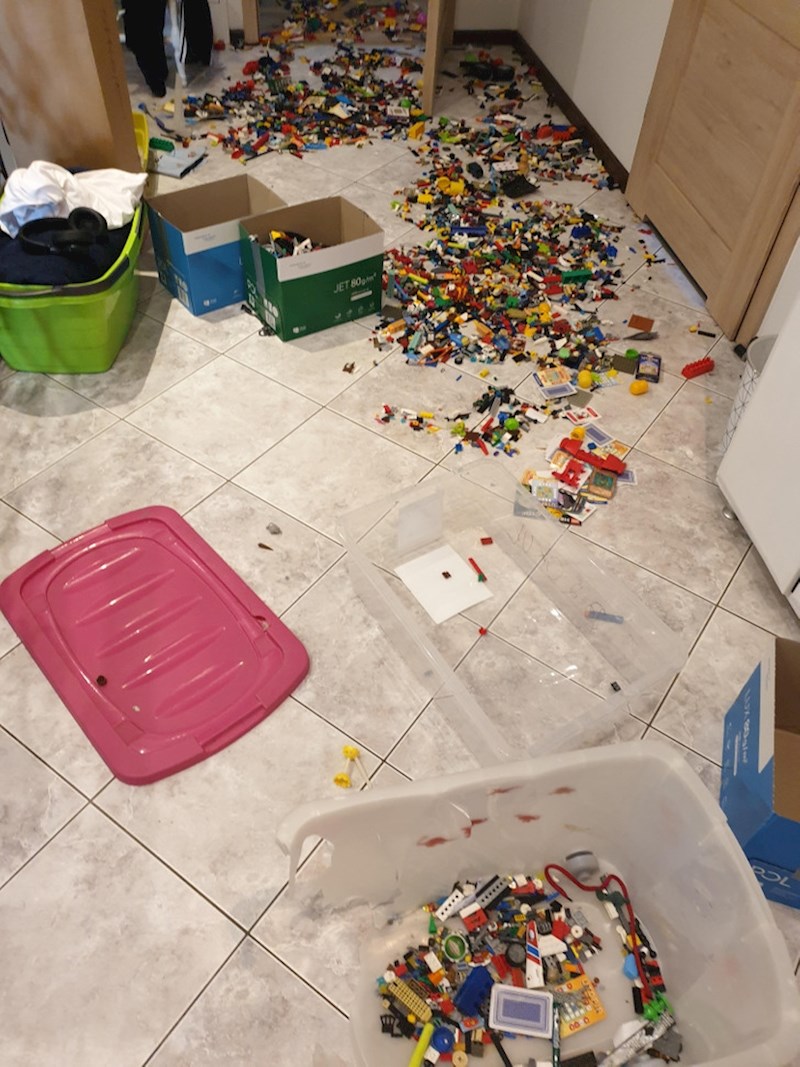 Nosili su legiće na tavan i pukla je kutija