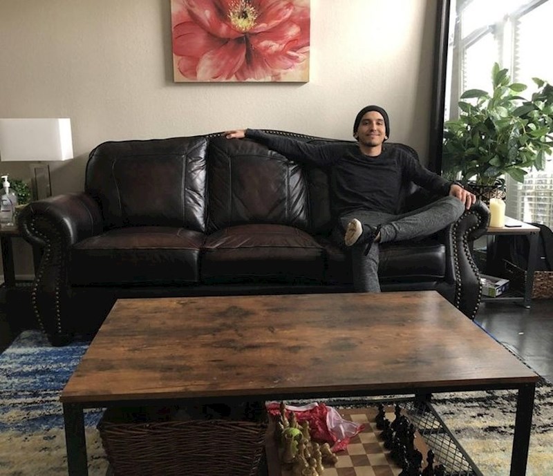 Kauč je pronašao na cesti uz natpis: besplatno, žena ga mrzi