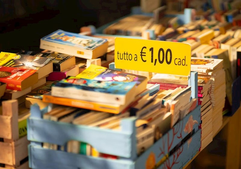 Porez je uključen u prikazanu cijenu. U SAD-u su iskazane cijene prije poreza