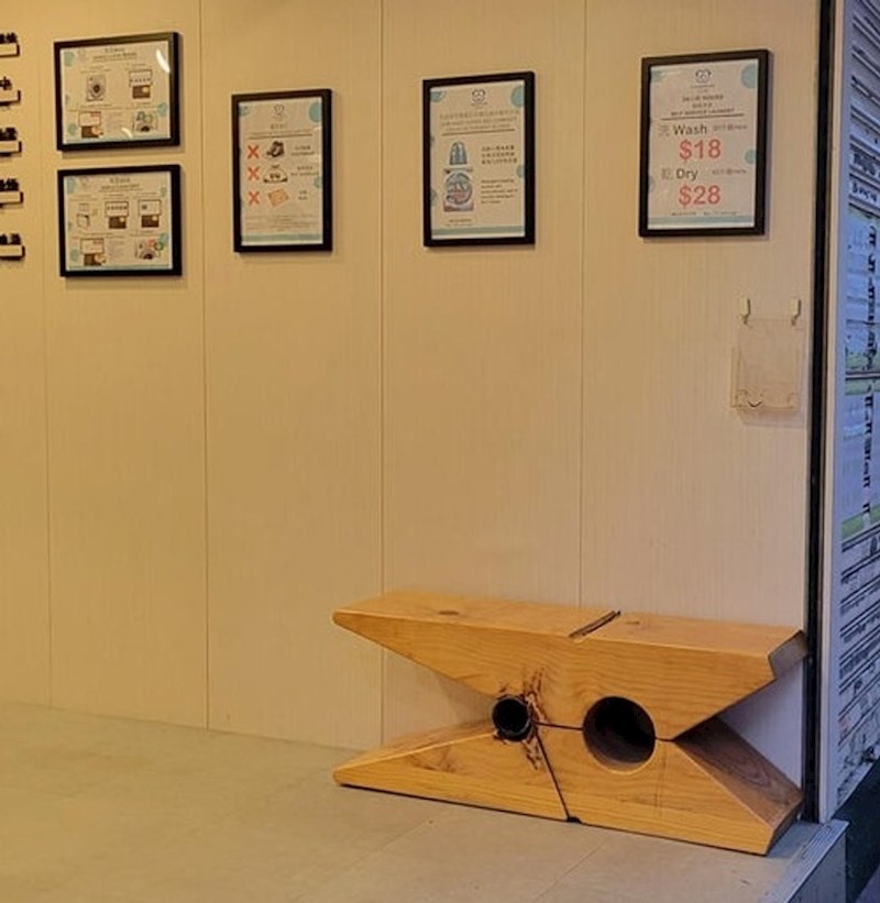 U praonici rublja klupe su u obliku kvačica za rublje