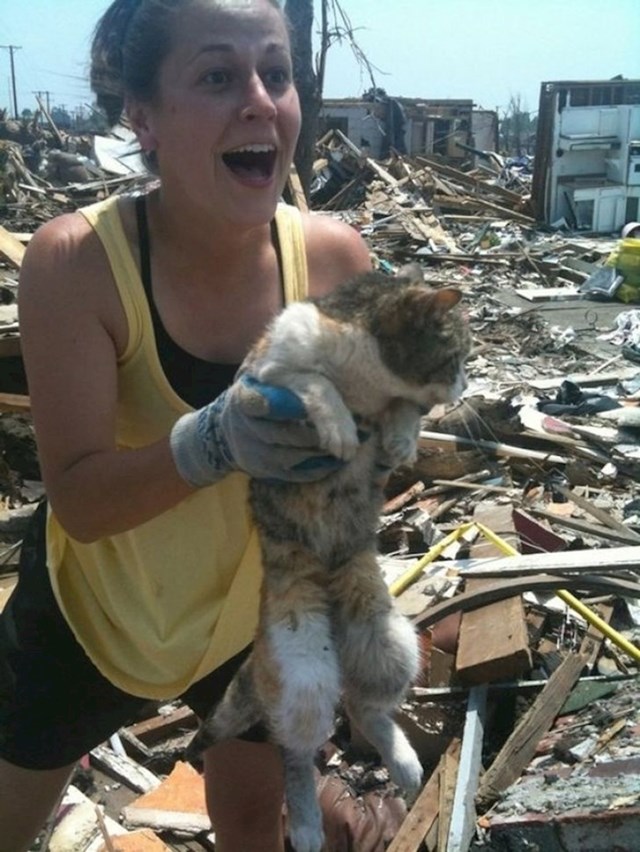 Ova je djevojka pronašla svoju mačku nakon potresa.