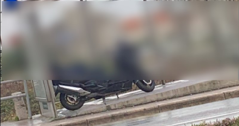 Ovog ima samo u Splitu: Pogledajte gdje je tip sklonio motocikl od kiše