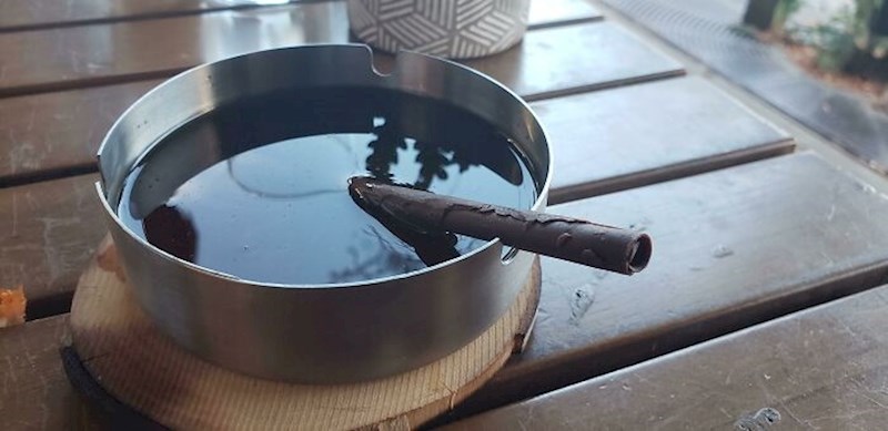 Koktel koji izgleda kao pepeljara. Cigareta je od čokolade