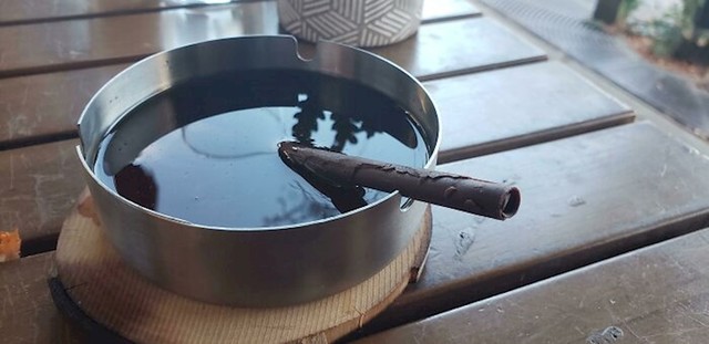 Koktel koji izgleda kao pepeljara. Cigareta je od čokolade