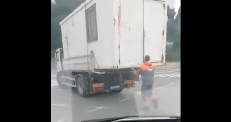 Može li netko ovo objasniti? Pogledajte kako ekipa u Split prevozi kontejner