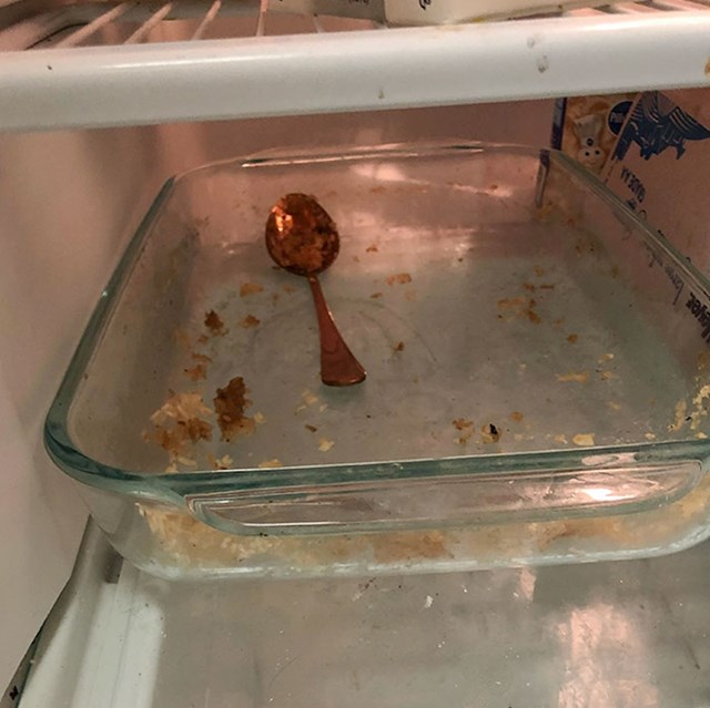 Makao sam foliju da vidim što ima za jelo i našao praznu posudu, netko je ovo ovako vratio u hladnjak