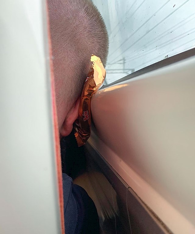 Lik ispred mene u autobusu je iskoristio Twix čokoladicu umjesto jastuka