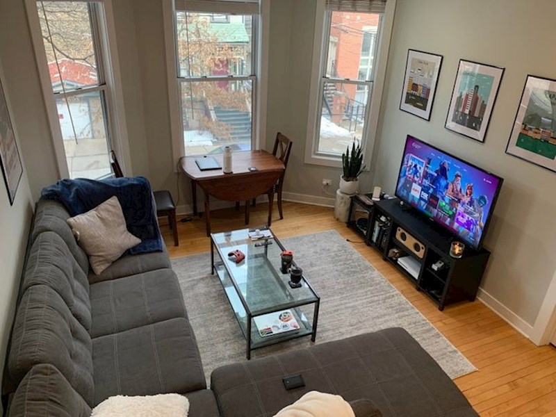 Sve je opremio namještajem s buvljaka