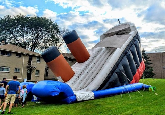 Tobogan napuhanac u obliku tonućeg Titanica