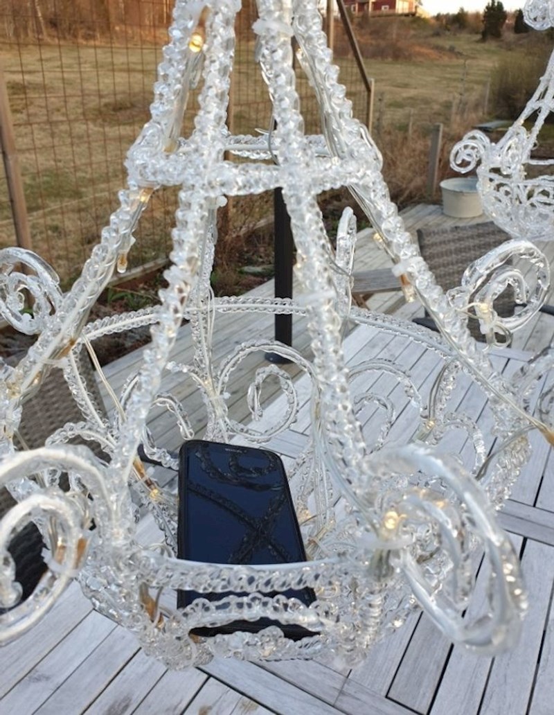 Nismo nikako mogli naći sinov mobitel, napokon smo ga pronašli, na lusteru.