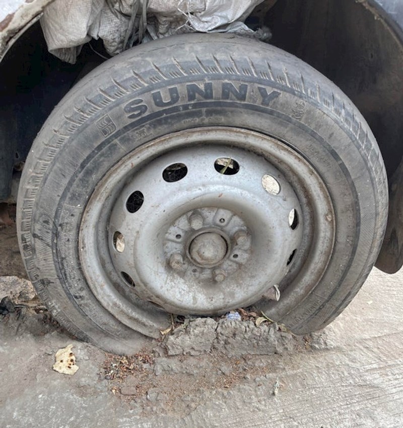 Netko je zabetonirao i ovaj auto dok su betonirali okolni dio