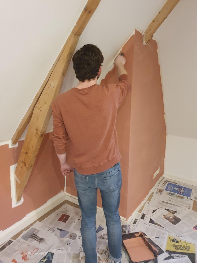 "Frend boja zid u istu boju kao što mu je majica"