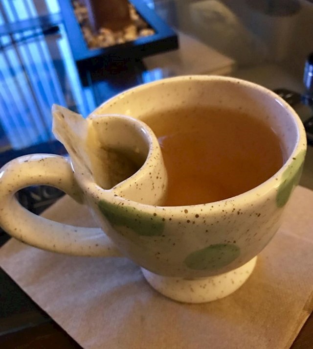 Šalica koja u sebi ima držač vrećice čaja