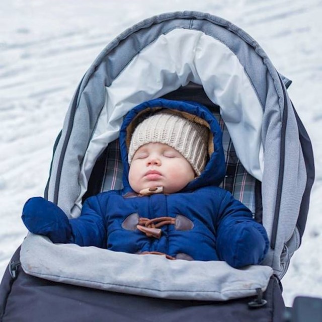 Roditelji često ostavljaju bebe da drijemaju vani na hladnoći.