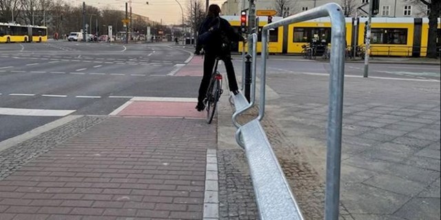 U ovom gradu postavili su mjesta na koja se biciklisti mogu nasloniti dok čekaju zeleno svjetlo kako ne bi morali silaziti s bicikla