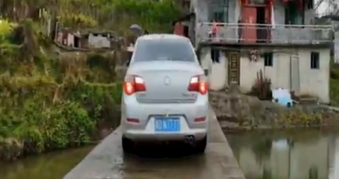 Luda snimka iz Kine: Tip se okladio da će okrenuti automobil na mostu