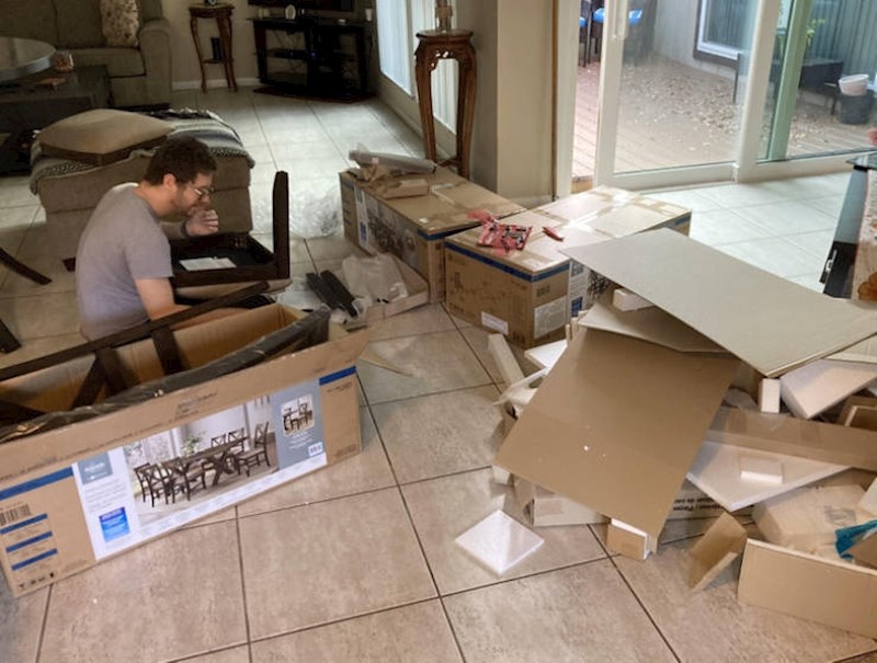 Brat ga je pozvao na večeru, nije rekao da prvo treba sastaviti stol i stolice