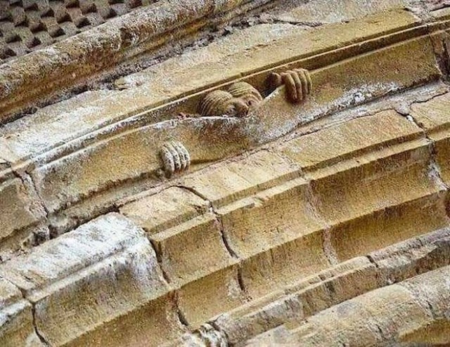 Srednjovjekovni humor; Abbey of Sainte Foy, Conques; Francuska