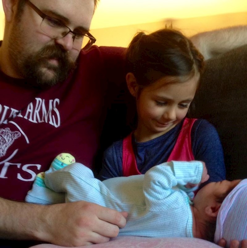 Moja šestogodišnja kći upoznaje svoju seku