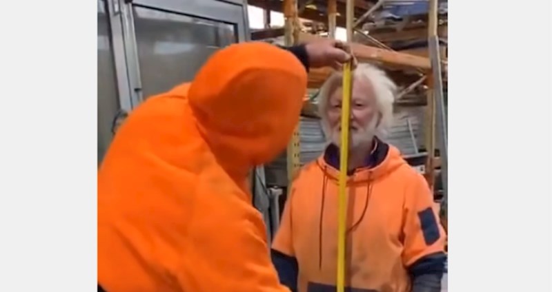 Radnici u skladištu su mu podvalili najstariji trik na svijetu, nasmijat će vas