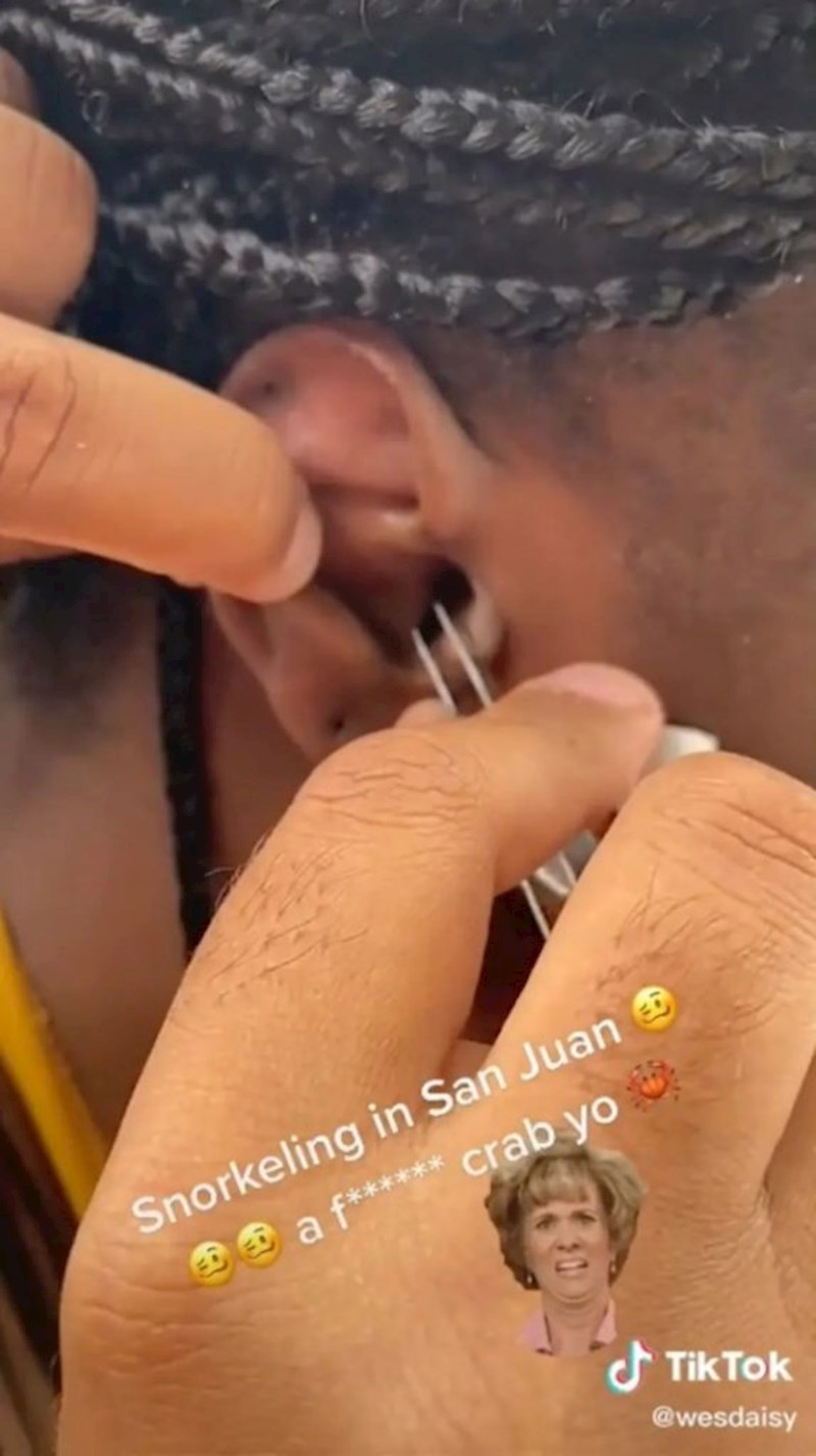 Čim je izašla, prijatelji su primijetili da joj nešto viri iz uha!