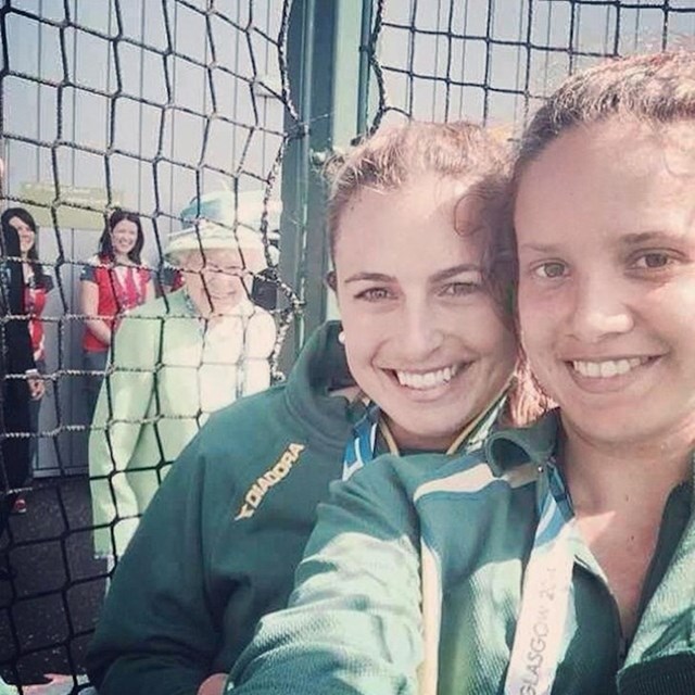 Kad samo želiš selfie s prijatlejicom, a neka tamo kraljica ti se ubaci